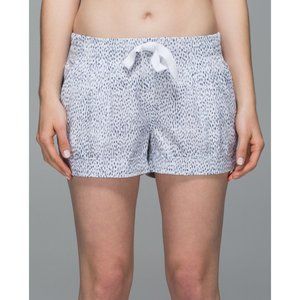 Lululemon Spring Break Away Short in Dottie Dash White Black